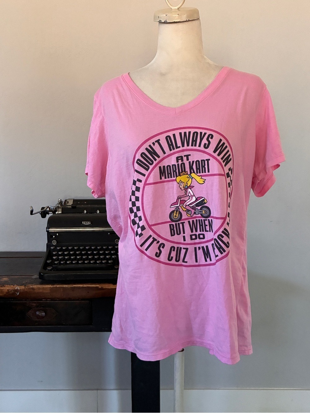 Nintendo Princess Peach Mario Kart Graphic V-Neck T-Shirt in Pink - Size XL